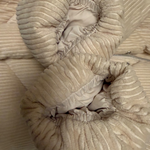 Wilfred The Cloud Puff jacket from Aritzia - goos down fill - Picture 4 of 6